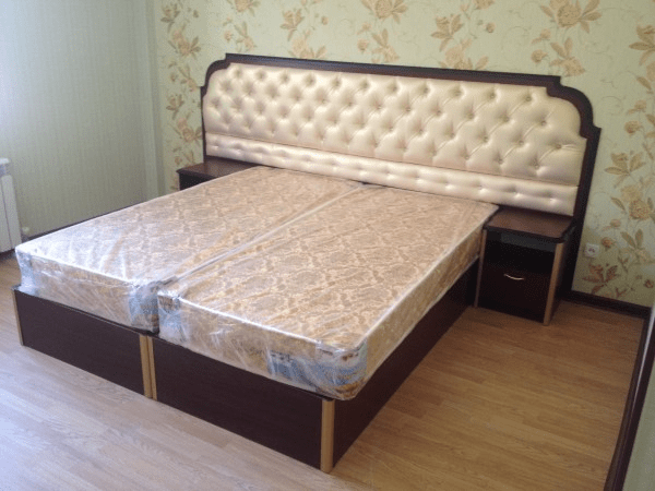 Двуспальная кровать со спинкой усиленная для гостиниц