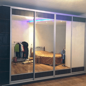 Шкаф купе со стеклянными дверцами и профилем для спальни
