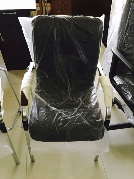 Офисный стул, черный, с металлическими ножками