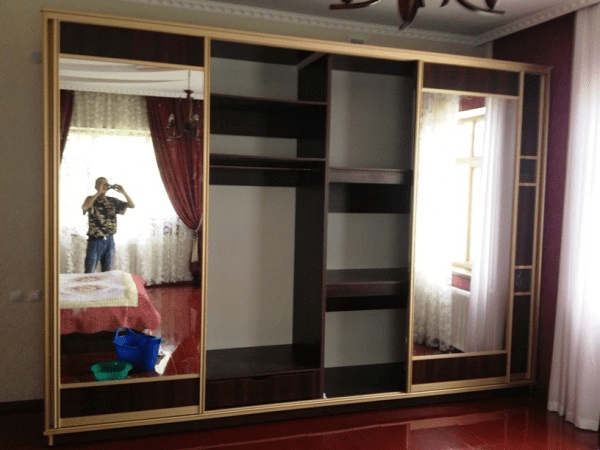 Шкаф купе со стеклянными дверцами для спальни
