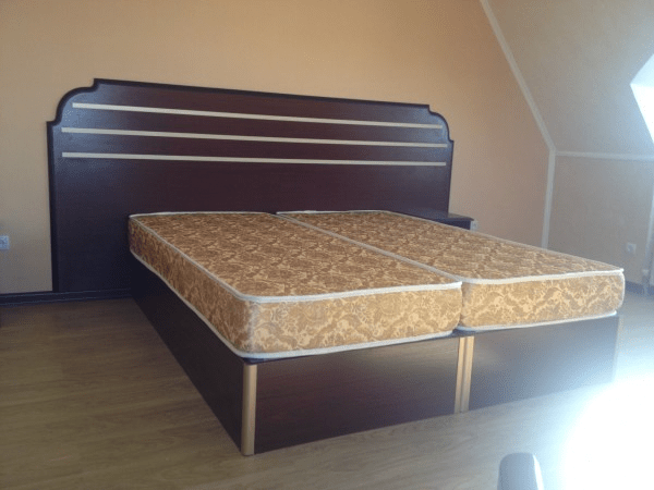Кровать двуспальная с рельефной спинкой с матрацами