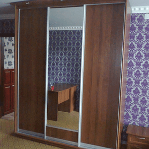 Угловой шкаф-купе для спальни с ЛДСП дверцами и зеркалом