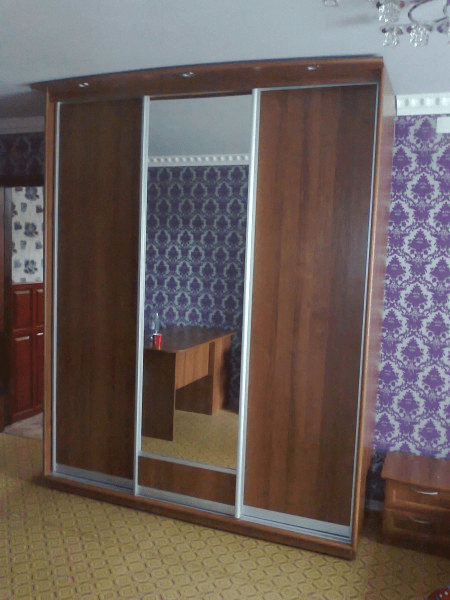 Угловой шкаф-купе для спальни с ЛДСП дверцами и зеркалом