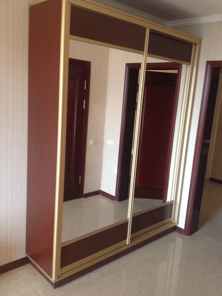 Шкаф-купе для гостиничного номера с зеркалами